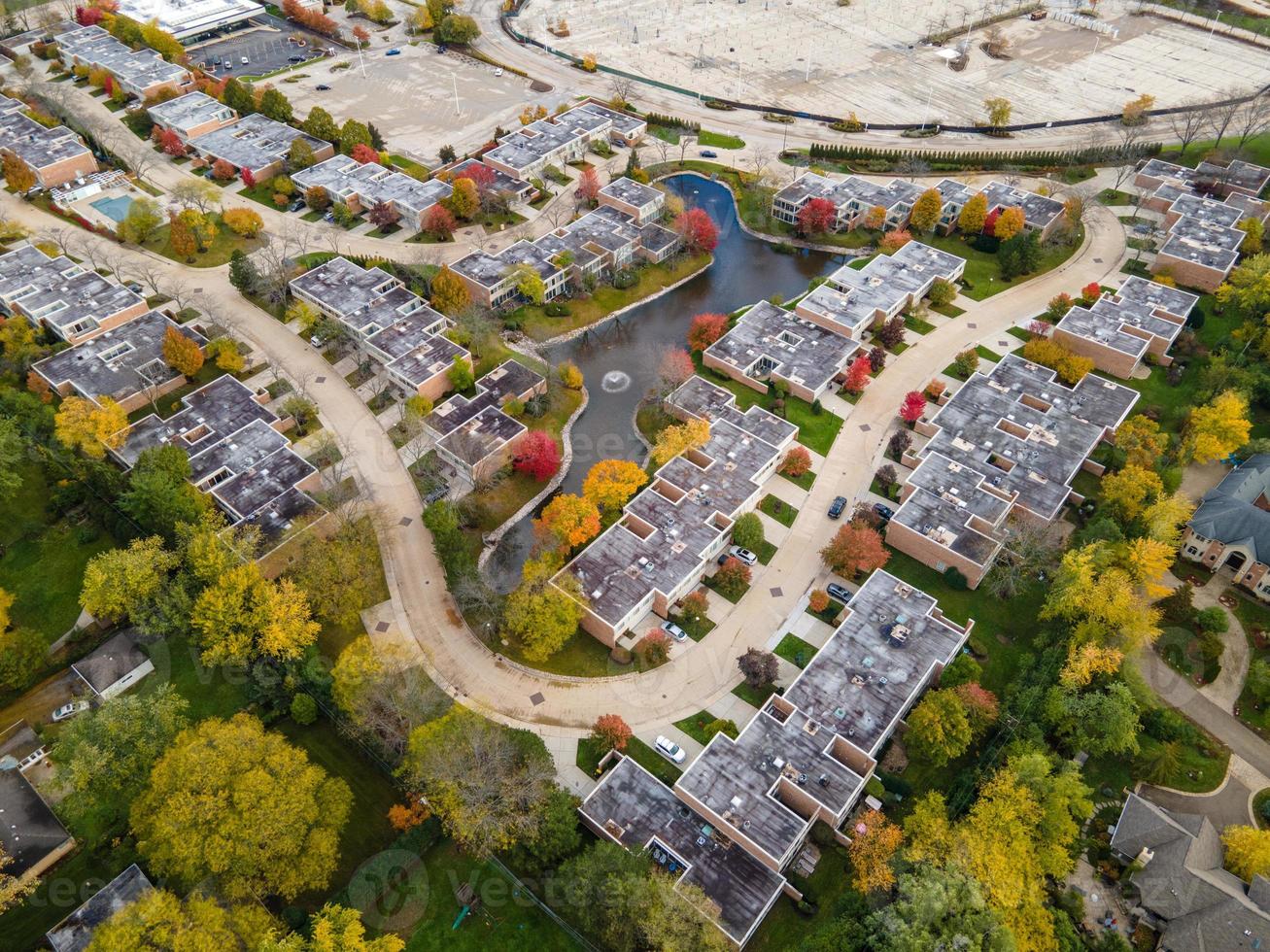 vista aérea do bairro residencial em northfield, il. muitas árvores começando a ficar com as cores do outono. grandes complexos de apartamentos e casas residenciais. sinuosas ruas arborizadas. foto