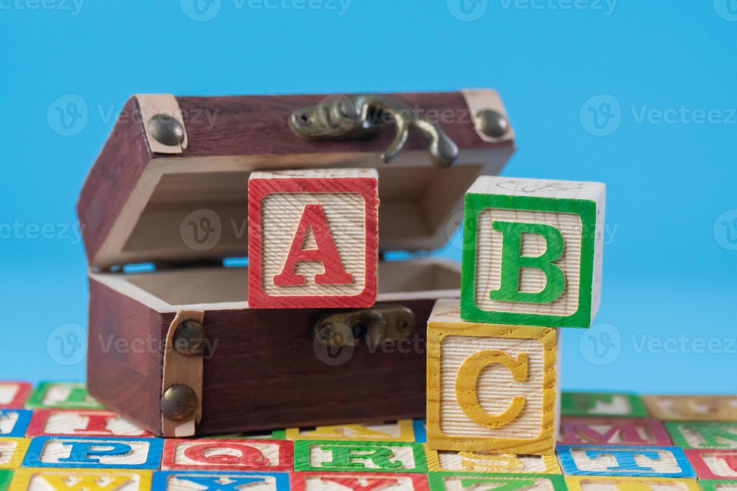 a, b e c bloco de madeira com caixa de tesouro foto