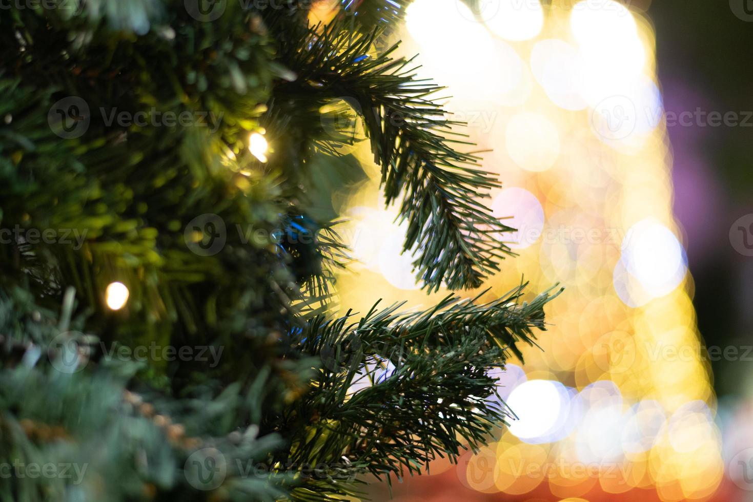 verde deixar árvore de natal em bokeh foto