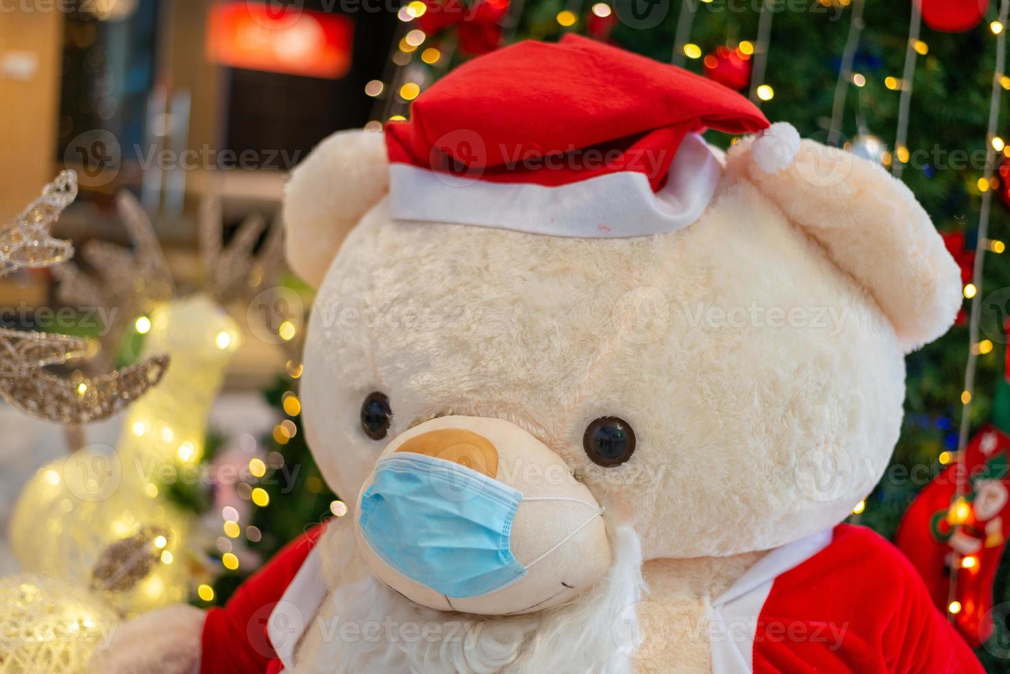 urso com máscara com pano de natal foto