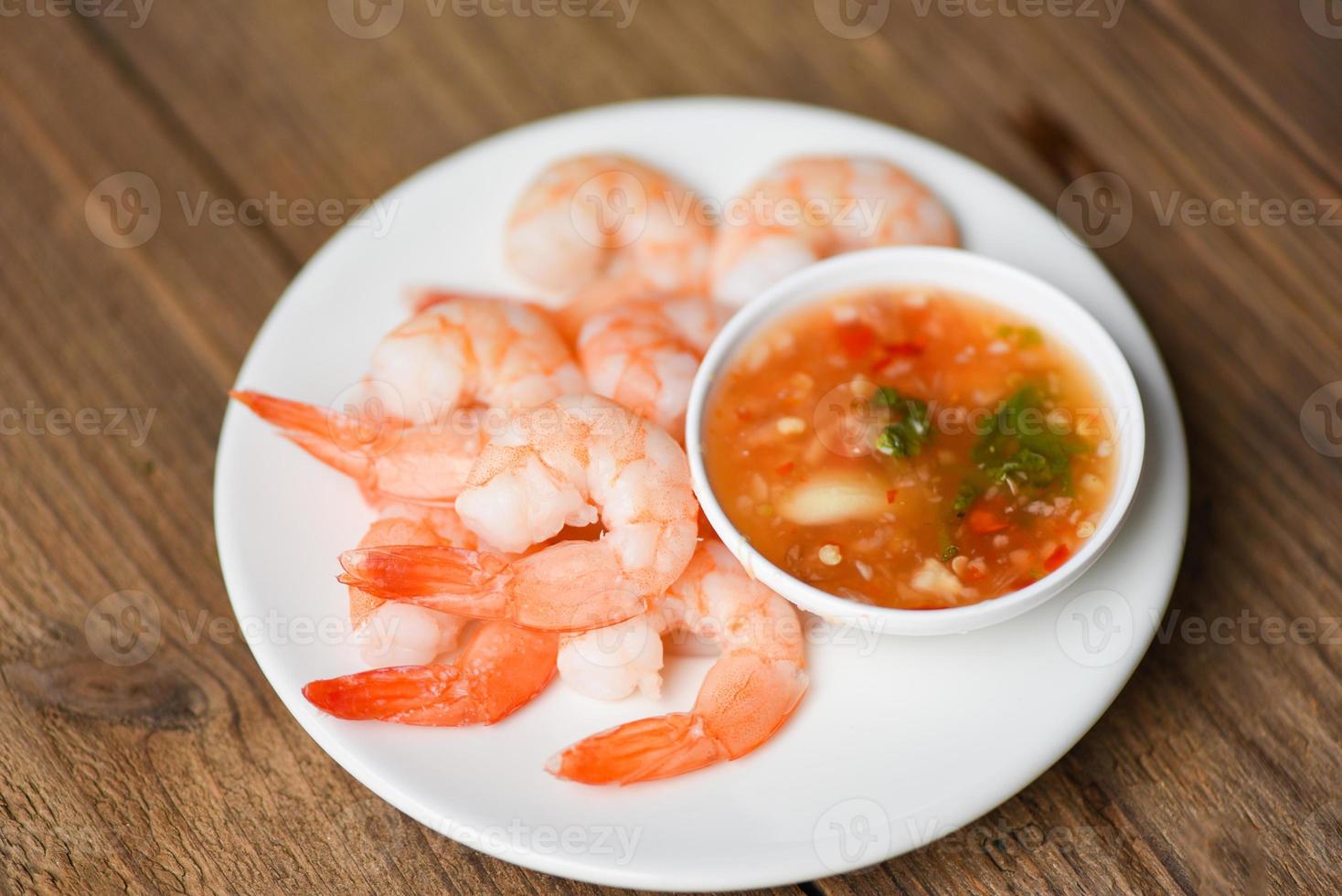 camarão temperos deliciosos temperos no prato branco camarão cozido cozido apetitoso camarão salada de camarão molho de frutos do mar prateado foto