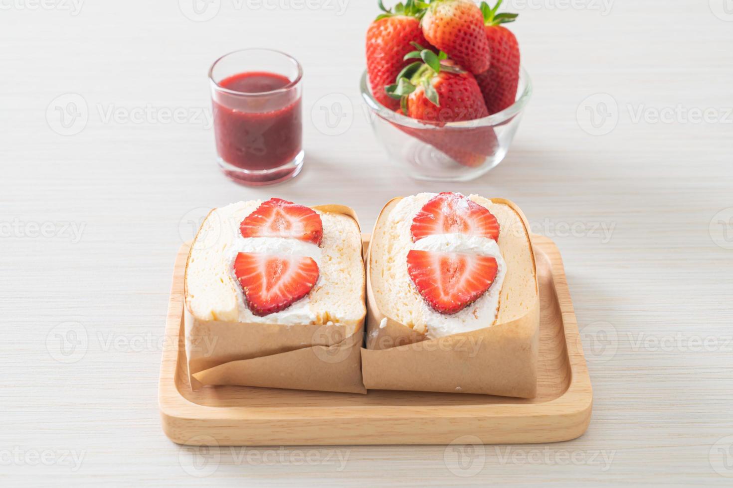 sanduíche de panqueca com creme de morango fresco foto