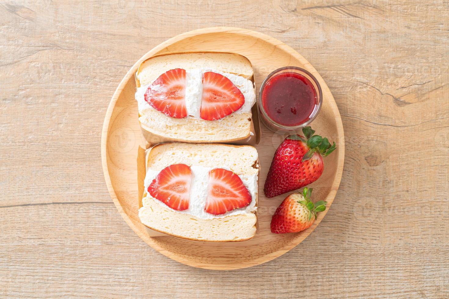 sanduíche de panqueca com creme de morango fresco foto