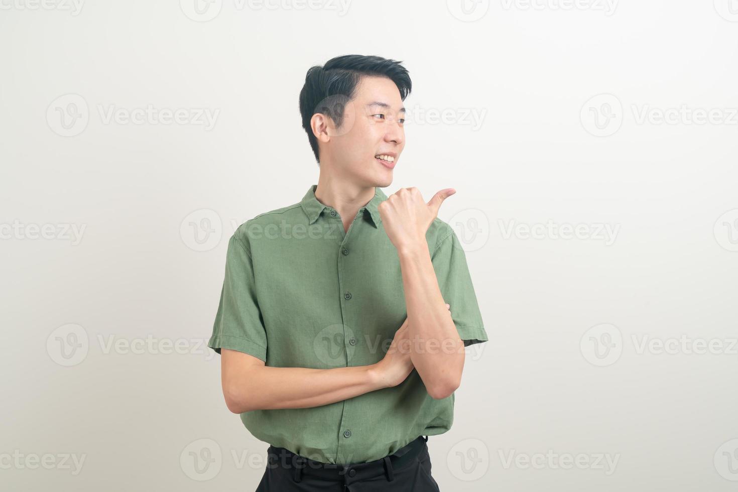 homem asiático com a mão apontando ou apresentando em fundo branco foto