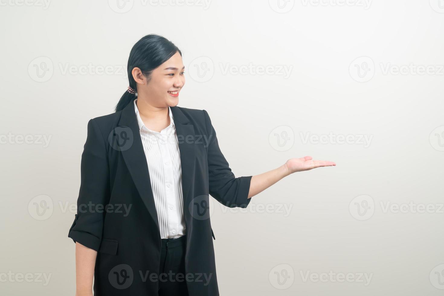mulher asiática apontando ou apresentando em fundo branco foto