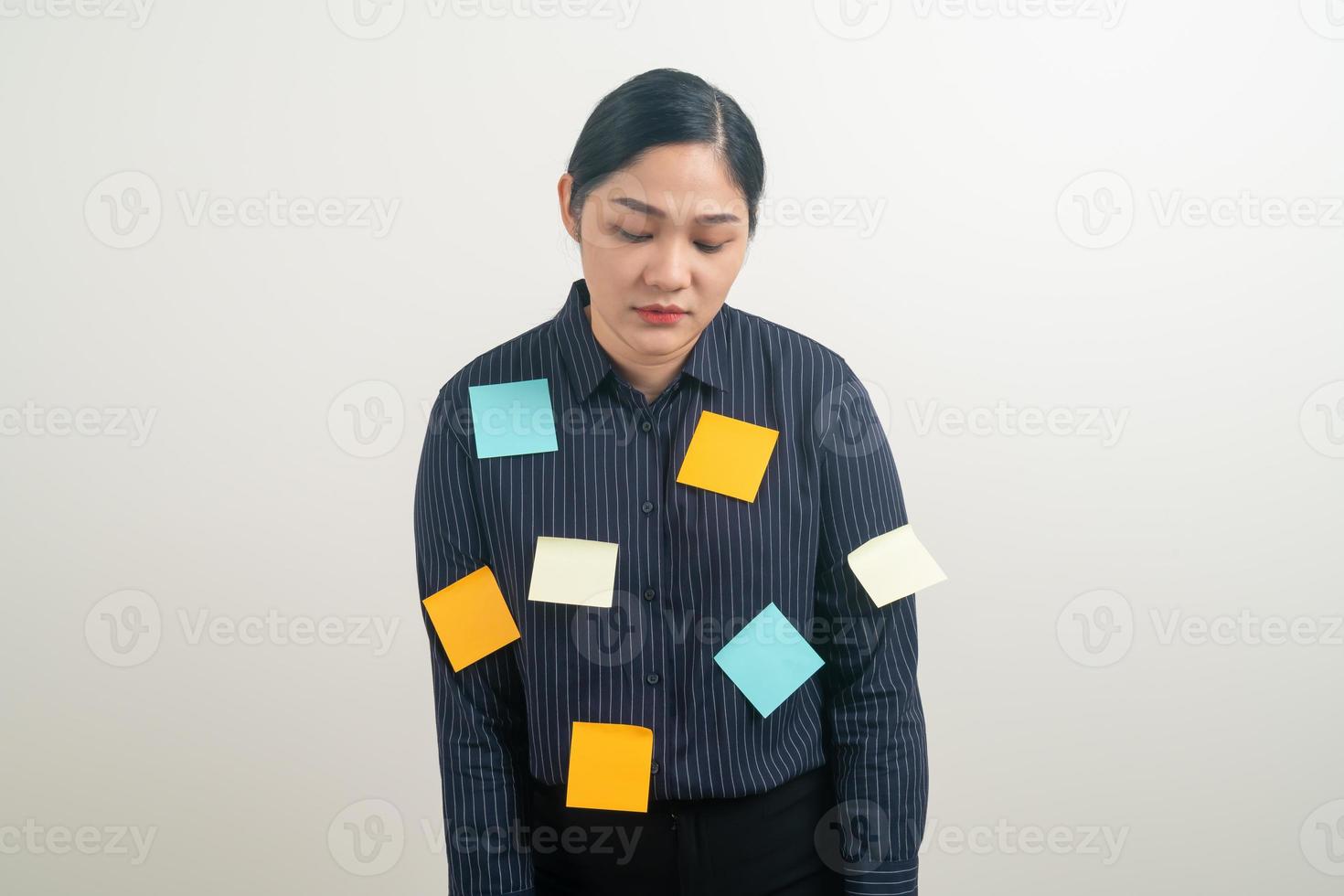 Mulher de negócios asiática estressada pelo trabalho árduo foto