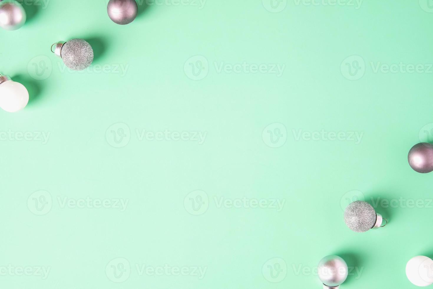 grupo de decoração de bola de bugiganga de natal em fundo verde pastel foto