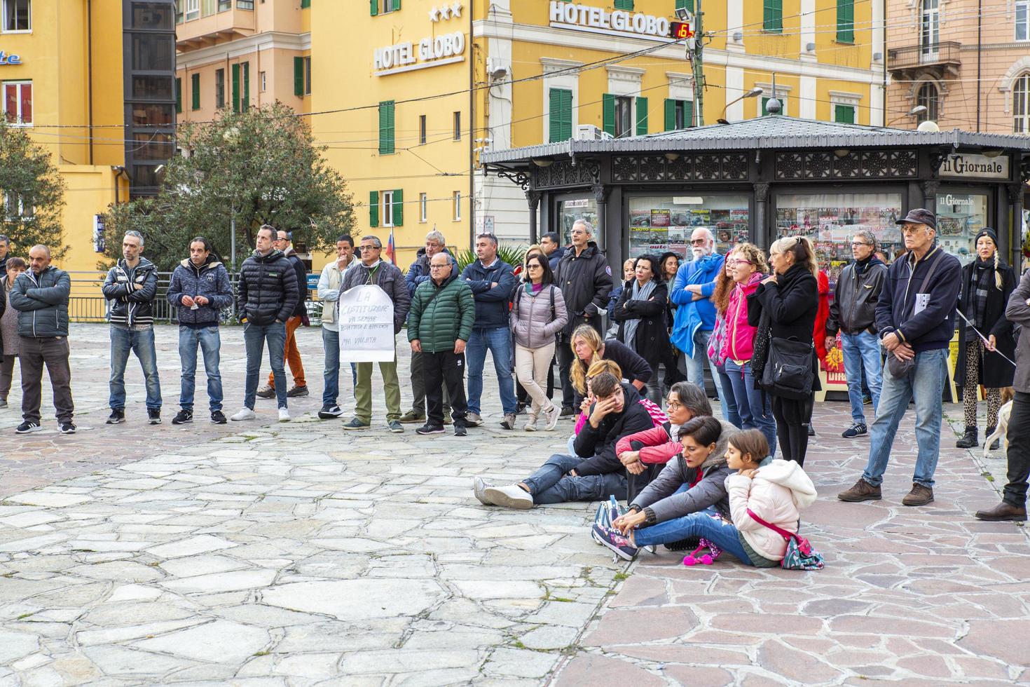 sanremo, itália, 20-11-2021 cidadãos italianos unidos em manifestação nas ruas contra a lei do passe verde, reportagem jornalística foto