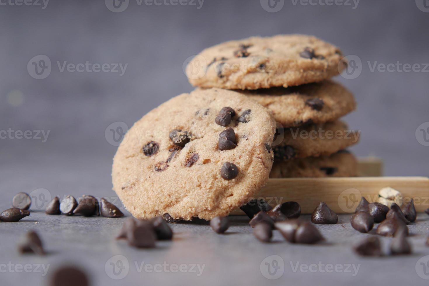 biscoitos de chocolate na mesa de perto foto