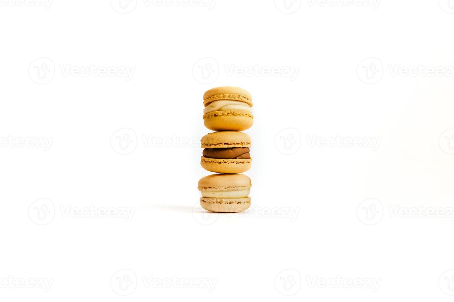 três macaroons em um fundo branco. foto