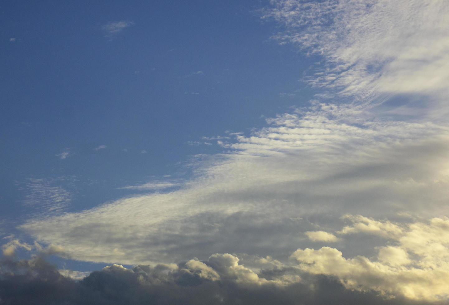 céu azul nublado foto