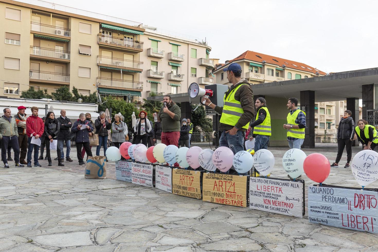 sanremo, itália, 20-11-2021 cidadãos italianos unidos em manifestação nas ruas contra a lei do passe verde, reportagem jornalística foto