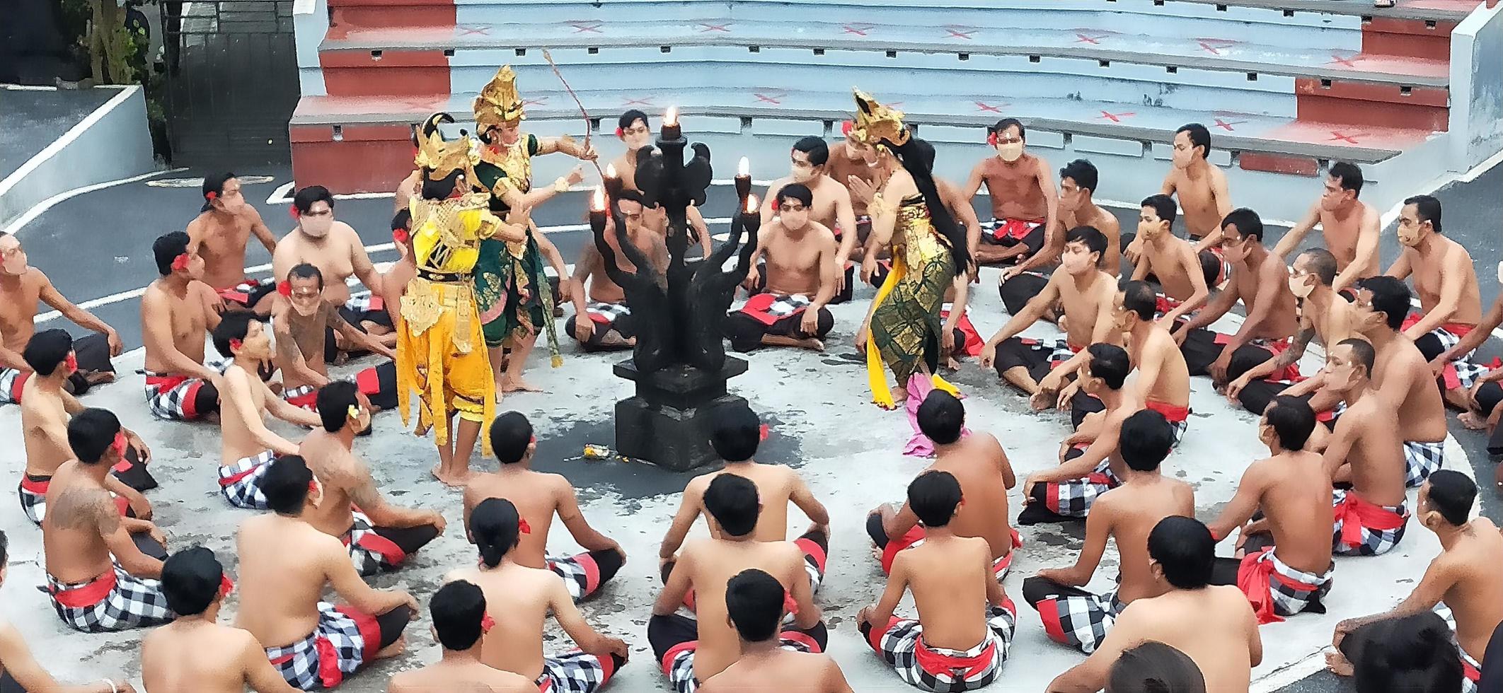 bali indonésia - 1 de dezembro de 2021 apresentação de dança balinese kecak foto