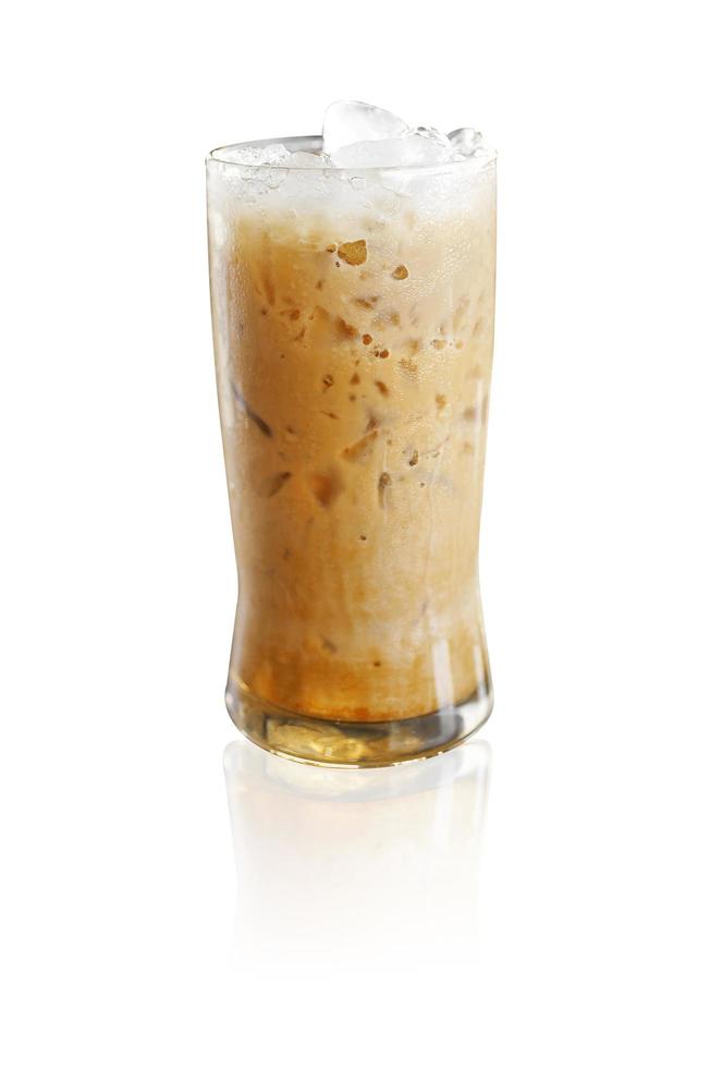 café gelado em vidro no fundo branco foto