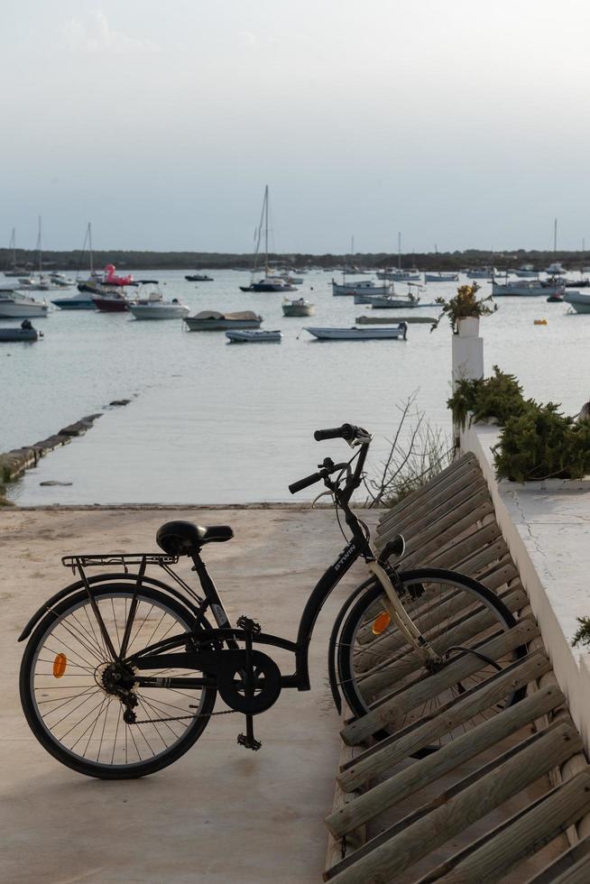 formentera, espanha 2021 - bicicleta, cidade de la savina no porto no verão. foto