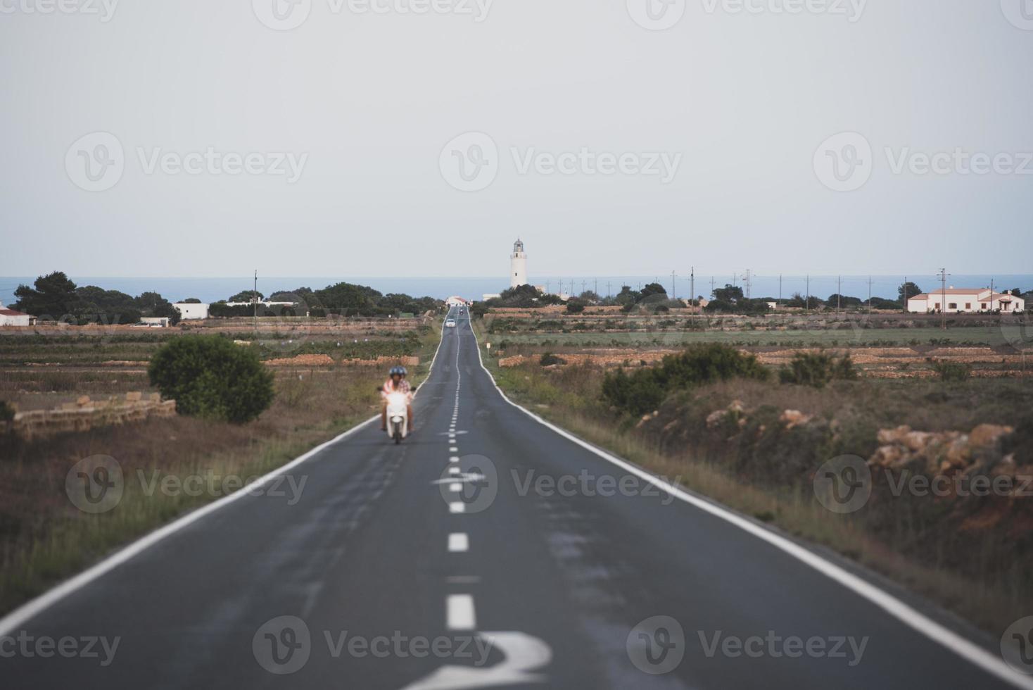 formentera, espanha. 2021, 1º de agosto. Estrada para o farol em la mola em formentera no verão de 2021 estrada para o farol em la mola em formentera no verão de 2021 foto