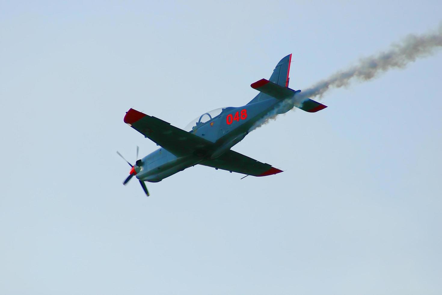 o avião fazendo fumaça, campeonato europeu de acrobacias aéreas foto