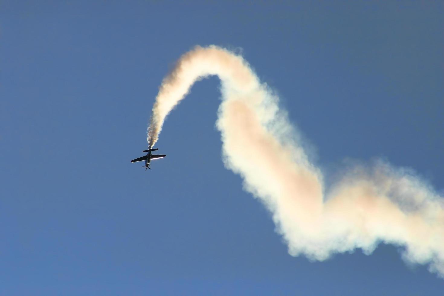 o avião fazendo fumaça, campeonato europeu de acrobacias aéreas foto