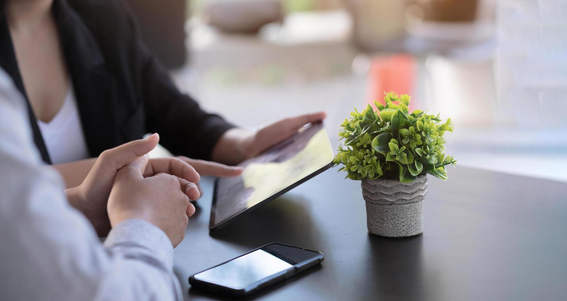 reunião da equipe de negócios para brainstorming e discussão para auditar as vendas do planejamento financeiro. trabalho em equipe do consultor financeiro e conceito de contabilidade. foto