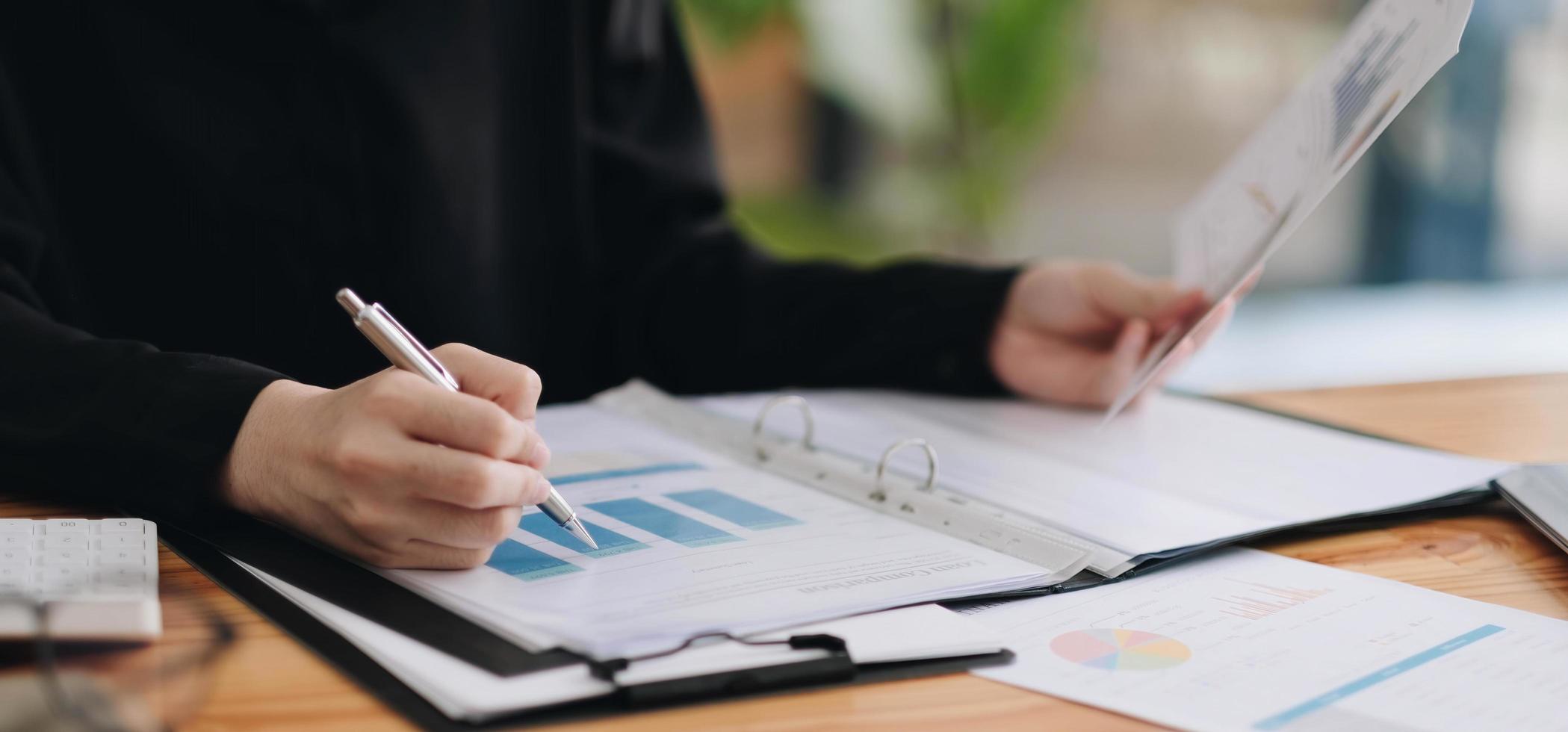 as mulheres de negócios analisam os dados do relatório e do laptop com o mercado de ações de finanças. conceito de finanças. foto