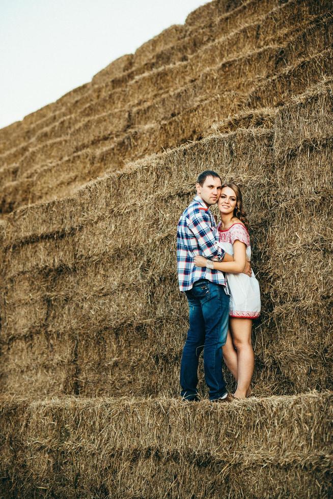 um cara com uma garota em uma caminhada de verão no campo foto