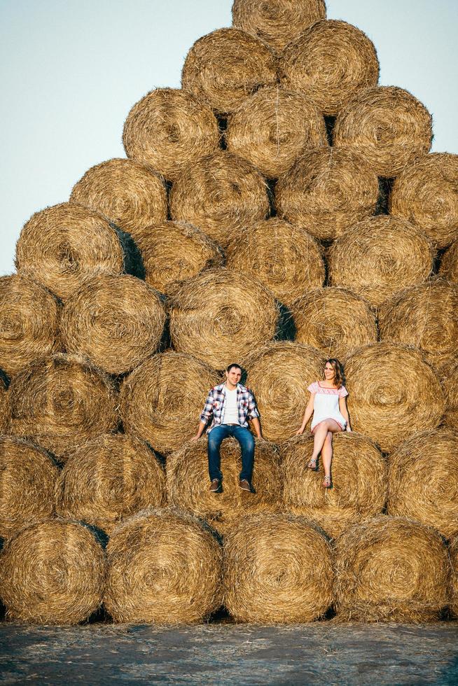 um cara com uma garota em uma caminhada de verão no campo foto