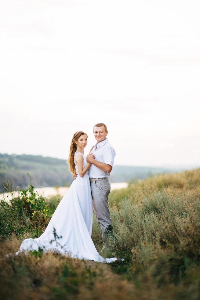 jovem casal, uma garota e um cara estão caminhando no campo foto