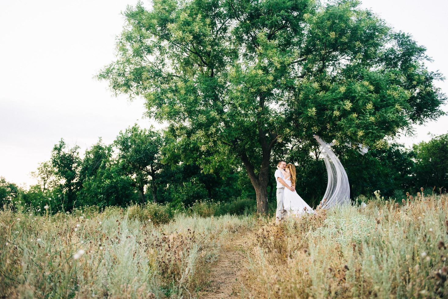 jovem casal, uma garota e um cara estão caminhando no campo foto