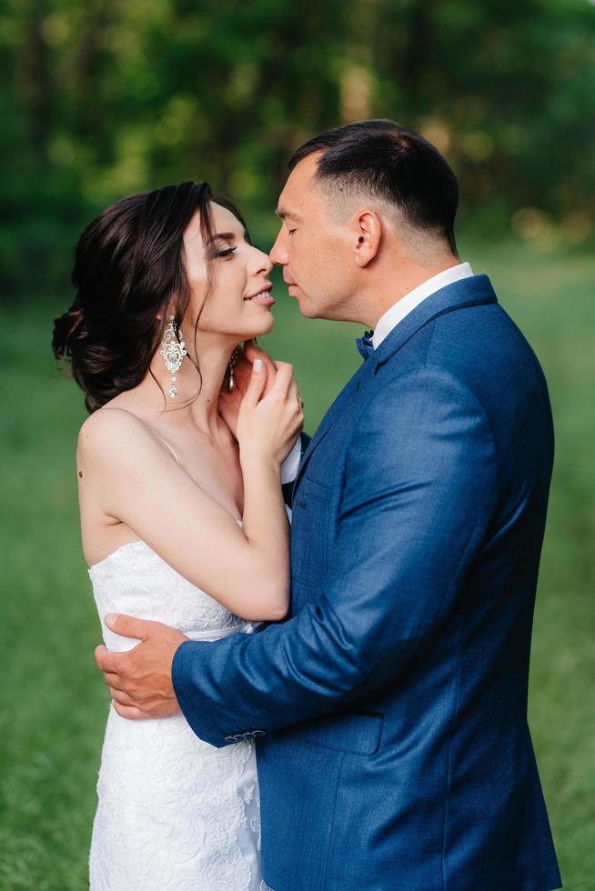 um casal apaixonado, um garoto e uma garota em uma caminhada no cinturão da floresta foto