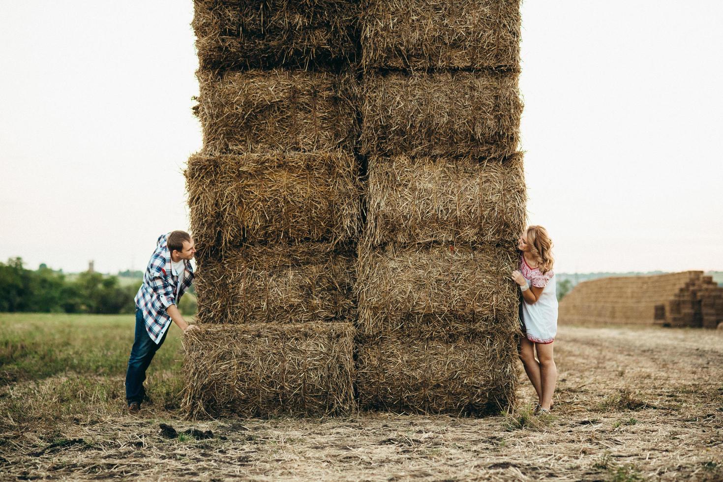 um cara com uma garota em uma caminhada de verão no campo foto