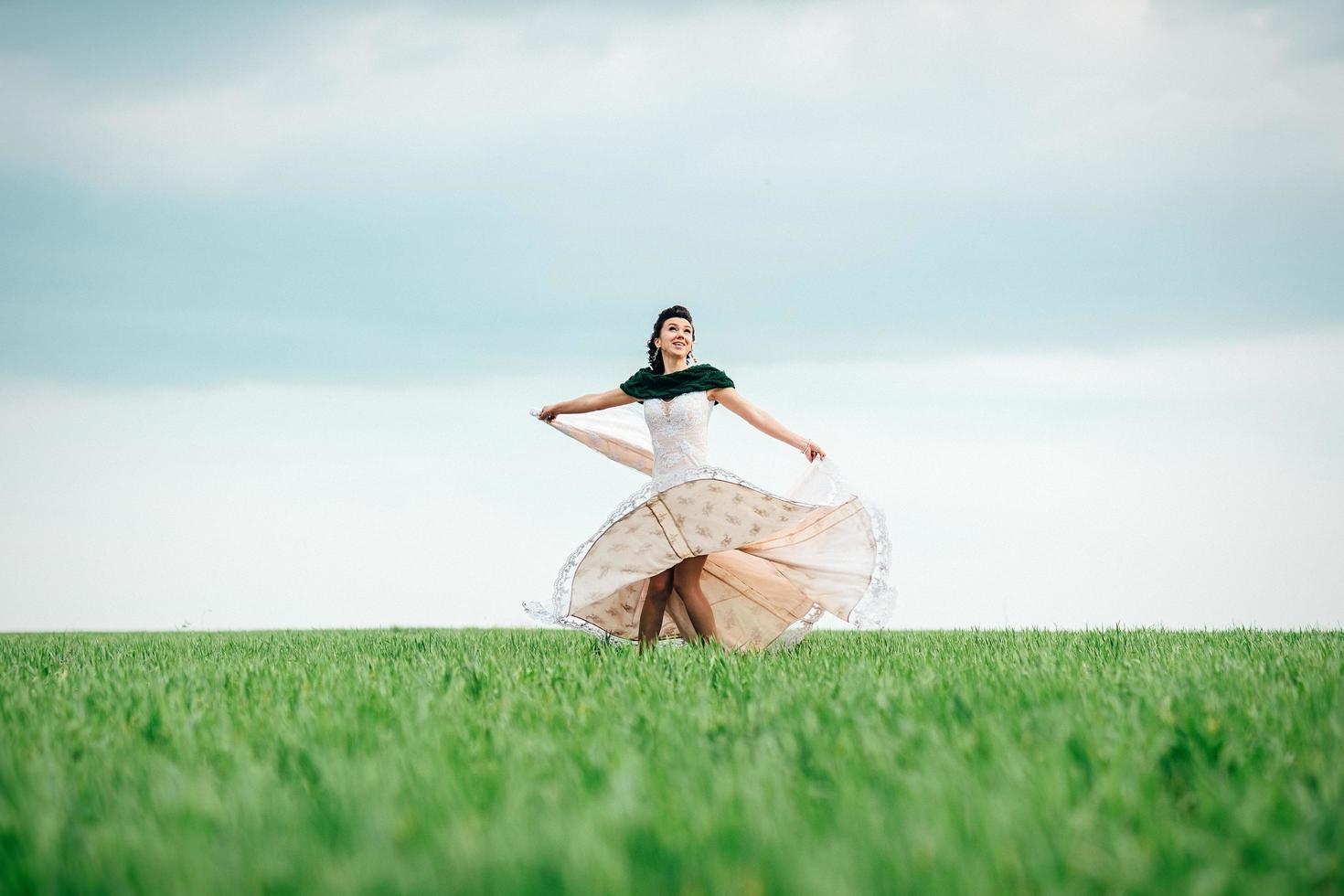 noiva com um buquê em um vestido de marfim e um xale de tricô foto