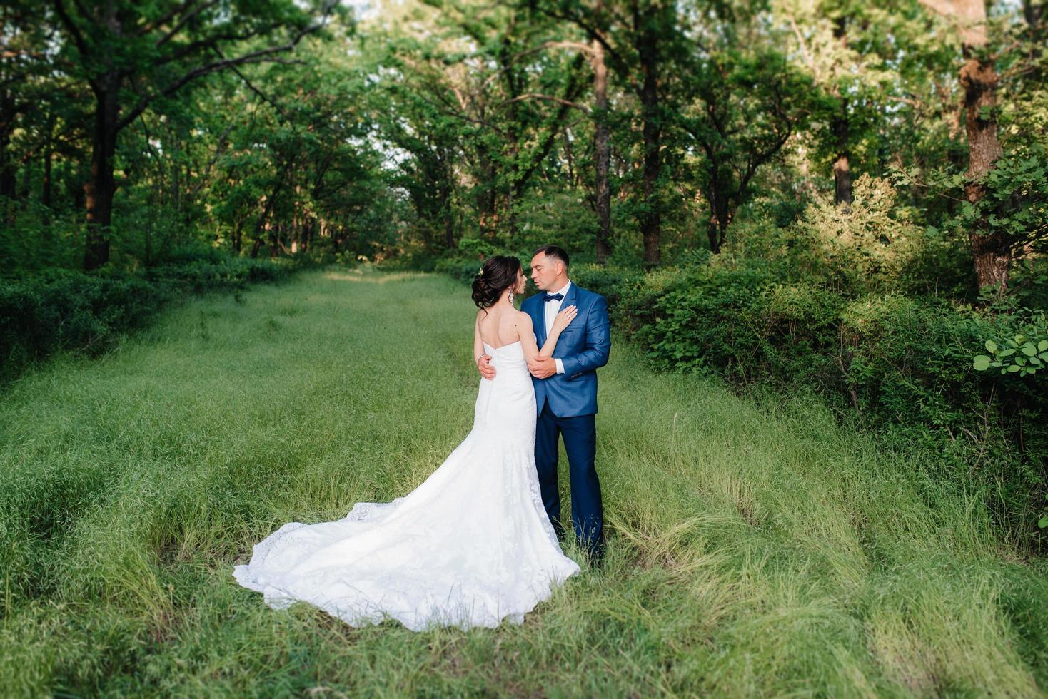 um casal apaixonado, um garoto e uma garota em uma caminhada no cinturão da floresta foto