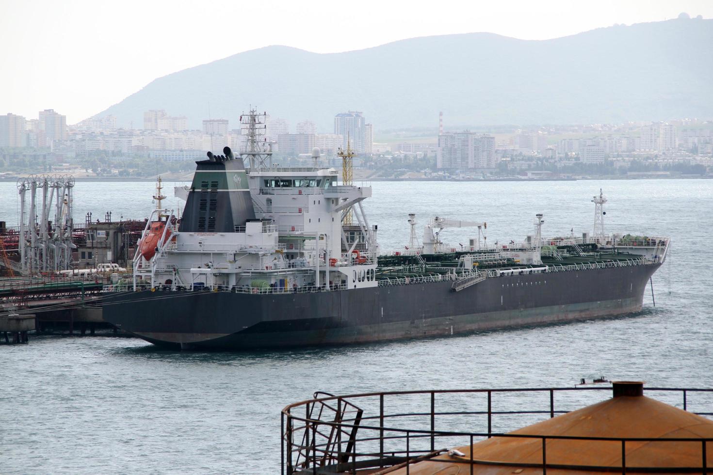 grande navio de carga atracado no porto foto