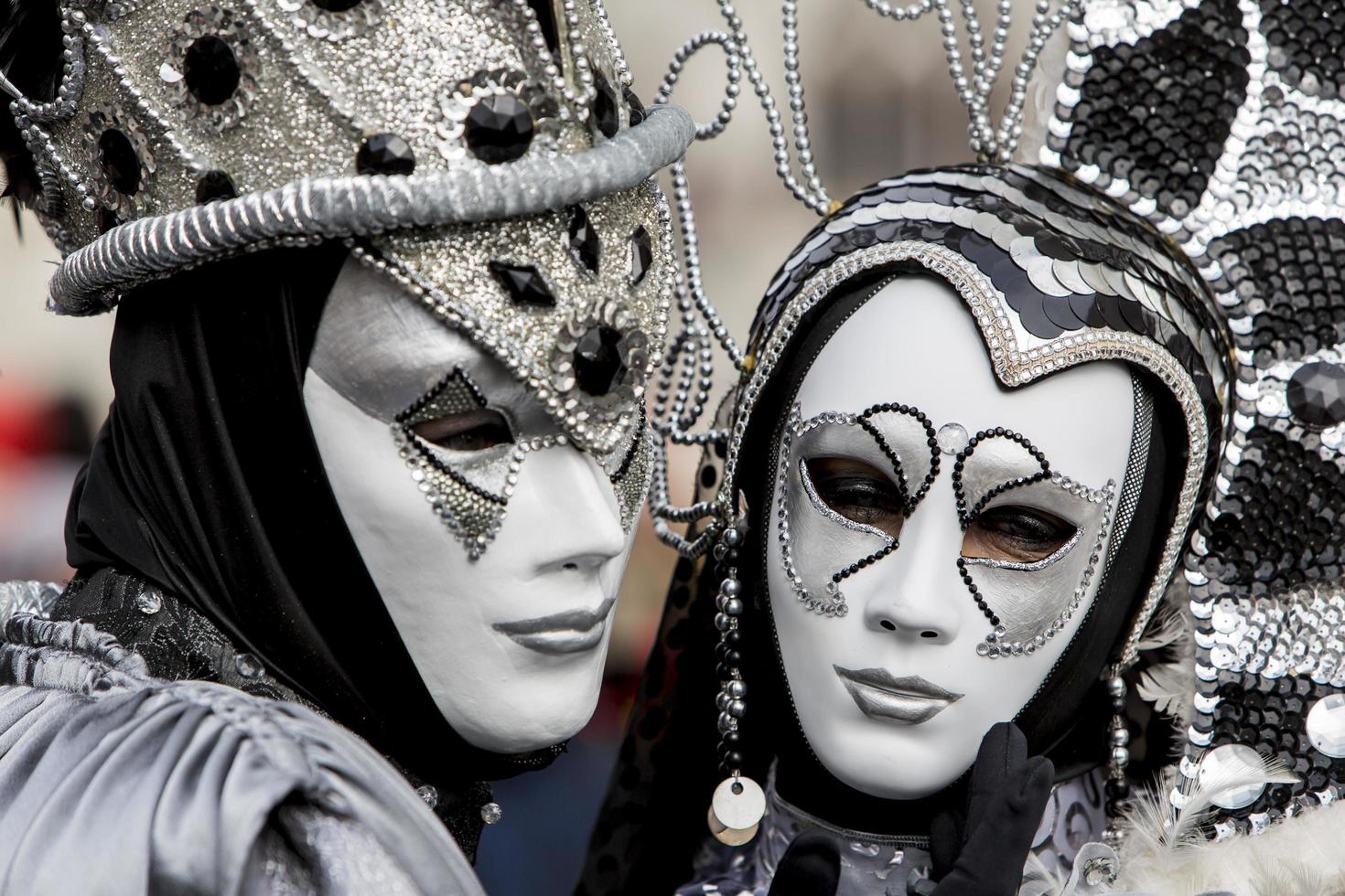Veneza, Itália, 2013 - pessoa na máscara de carnaval veneziano. foto