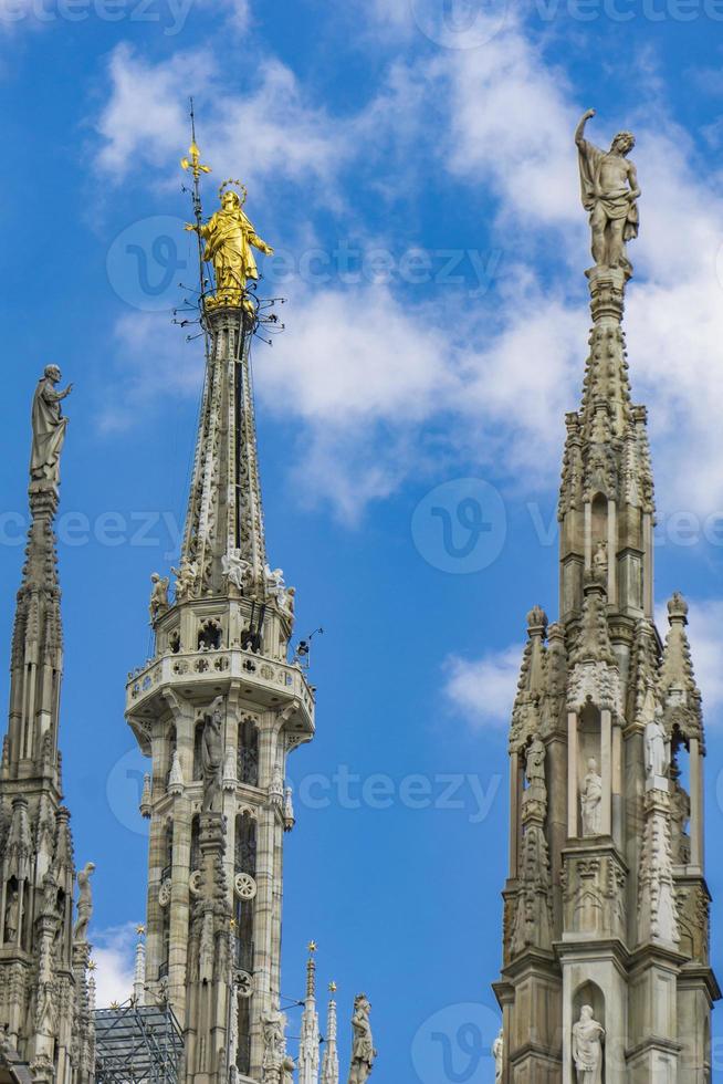 estátua da virgem maria no topo da catedral duomo di milano de milão, na itália foto