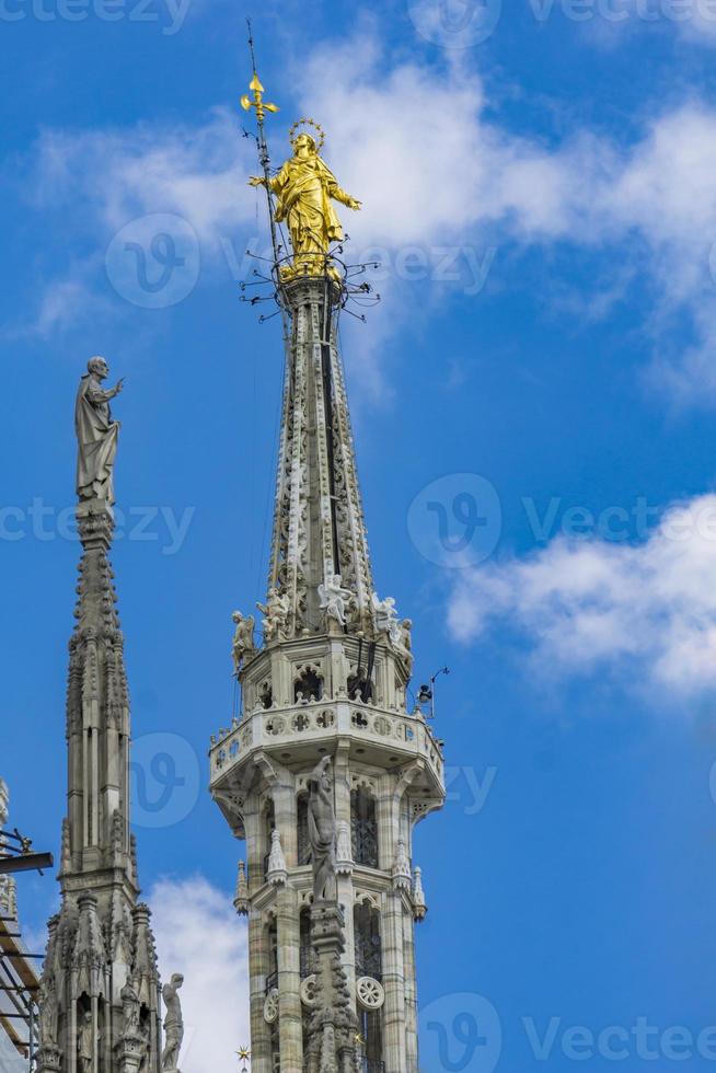 estátua da virgem maria no topo da catedral duomo di milano de milão, na itália foto