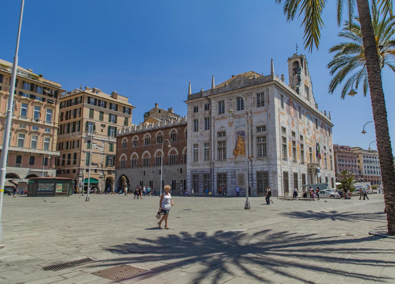 genoa, itália 2015 - pessoas no palácio san giorgio, construído em 1260 foto