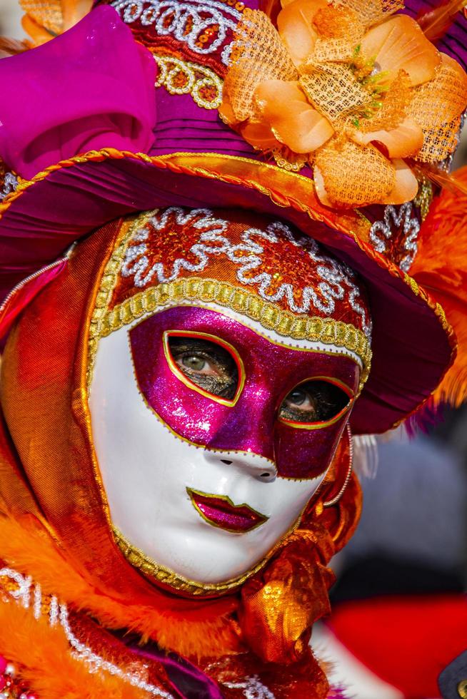 veneza, itália 2013 - pessoa com máscara de carnaval veneziano foto