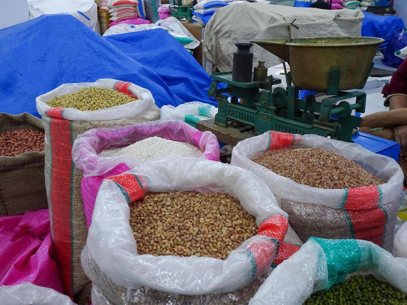 ponorogo 2021. várias nozes em sacos expostos no mercado tradicional. foto