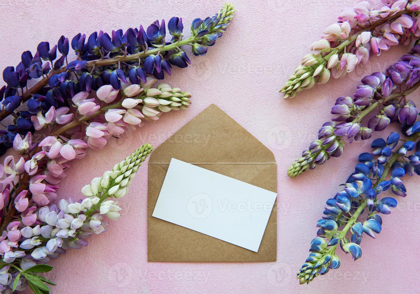cartão de felicitações de maquete com flores de tremoço foto
