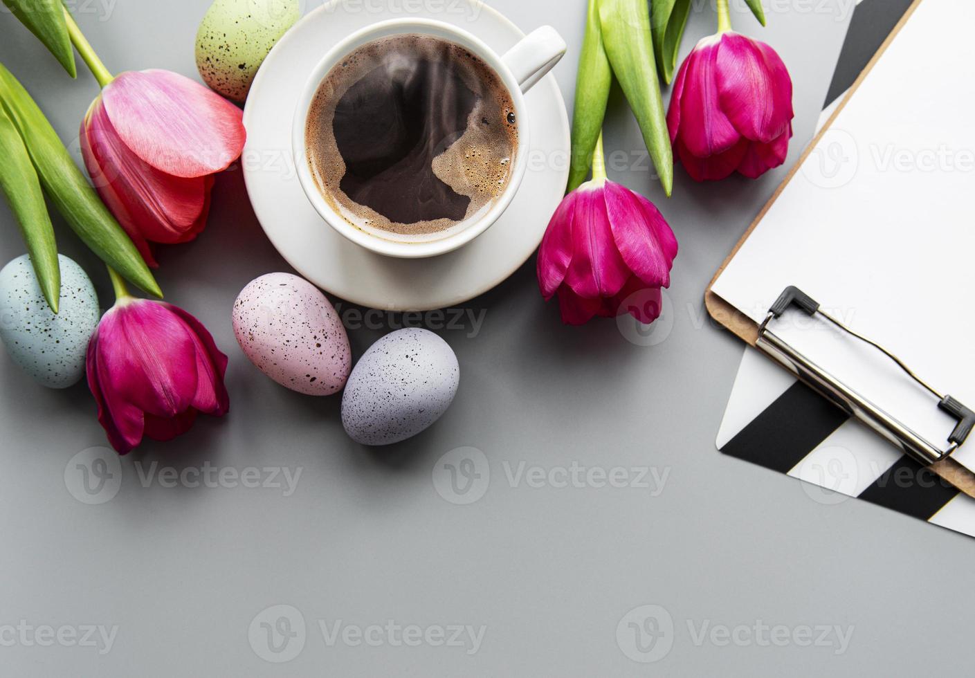 xícara de café e ovos de páscoa foto