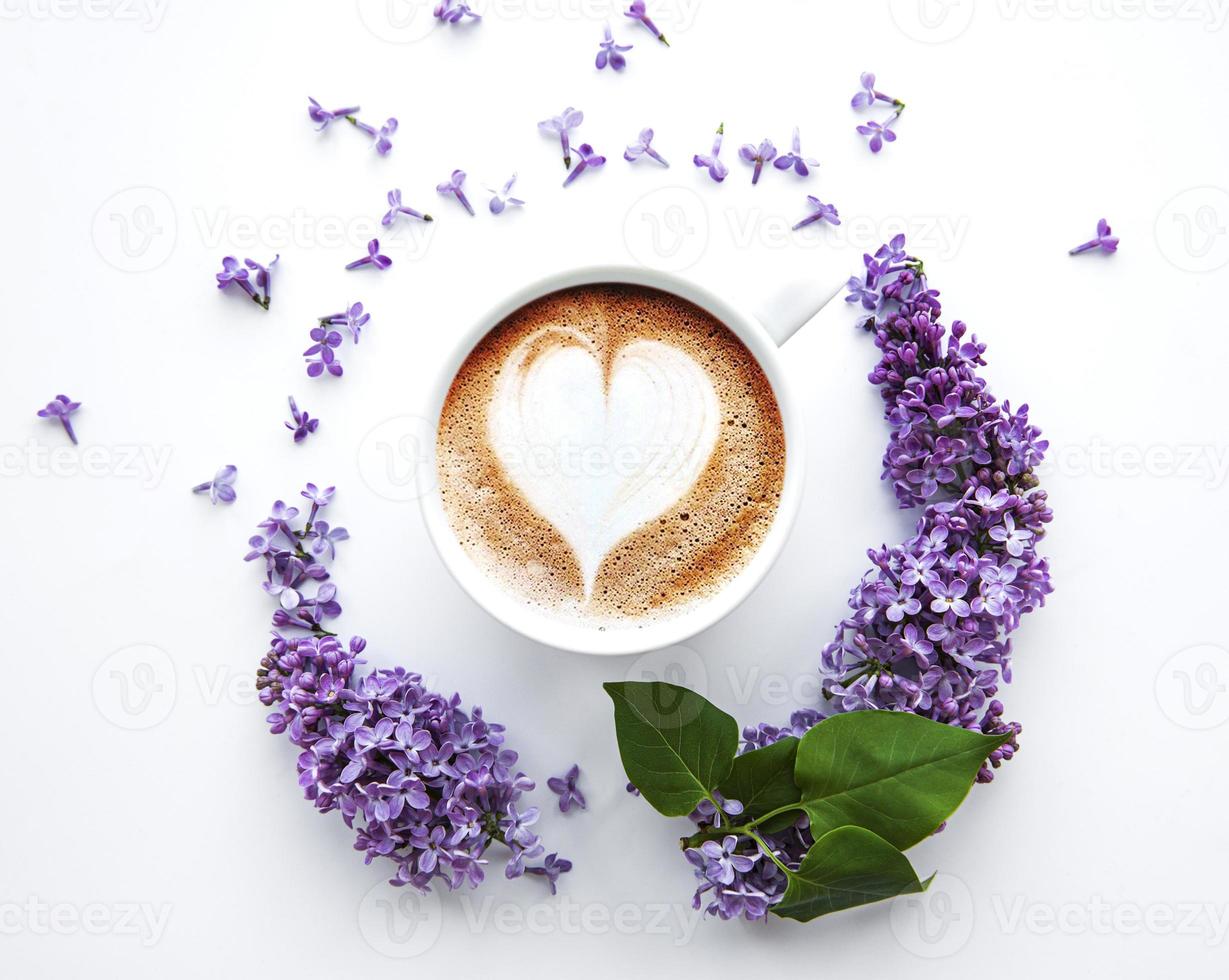 flores lilás e xícara de café foto
