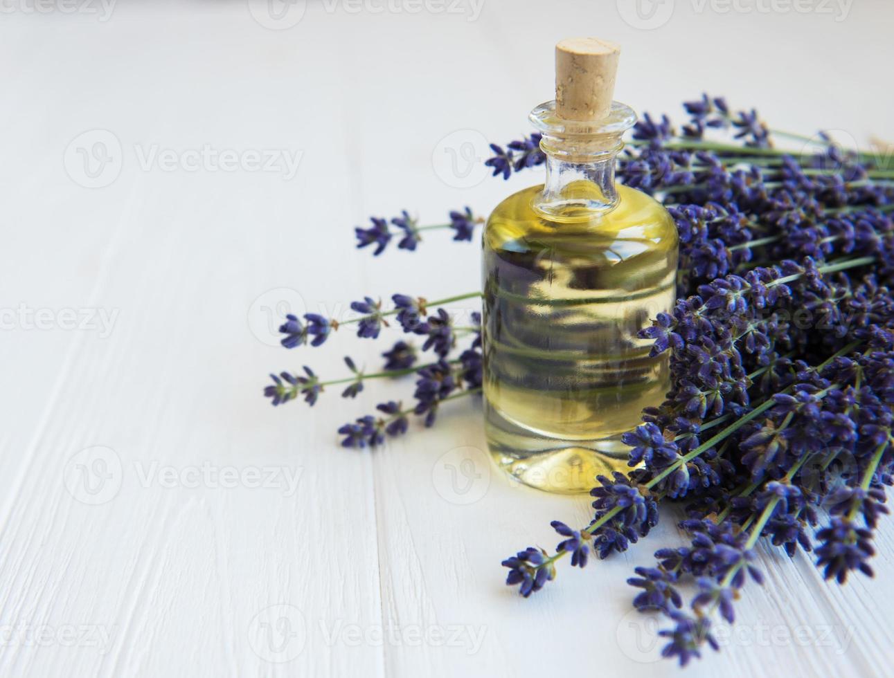 óleo essencial com lavanda fresca foto