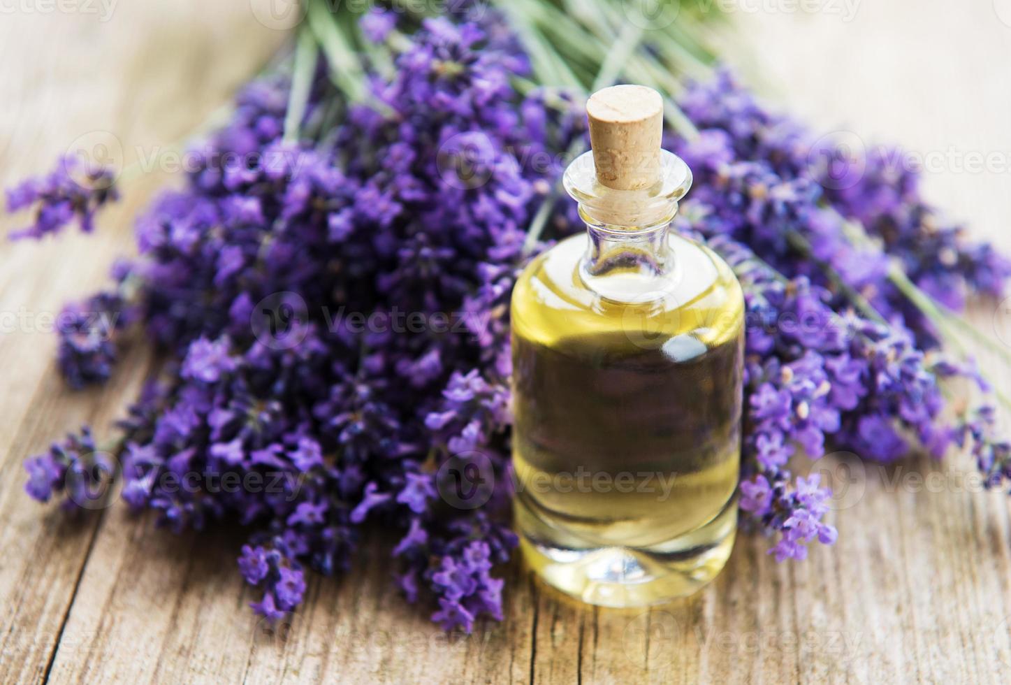 óleo essencial com lavanda fresca foto