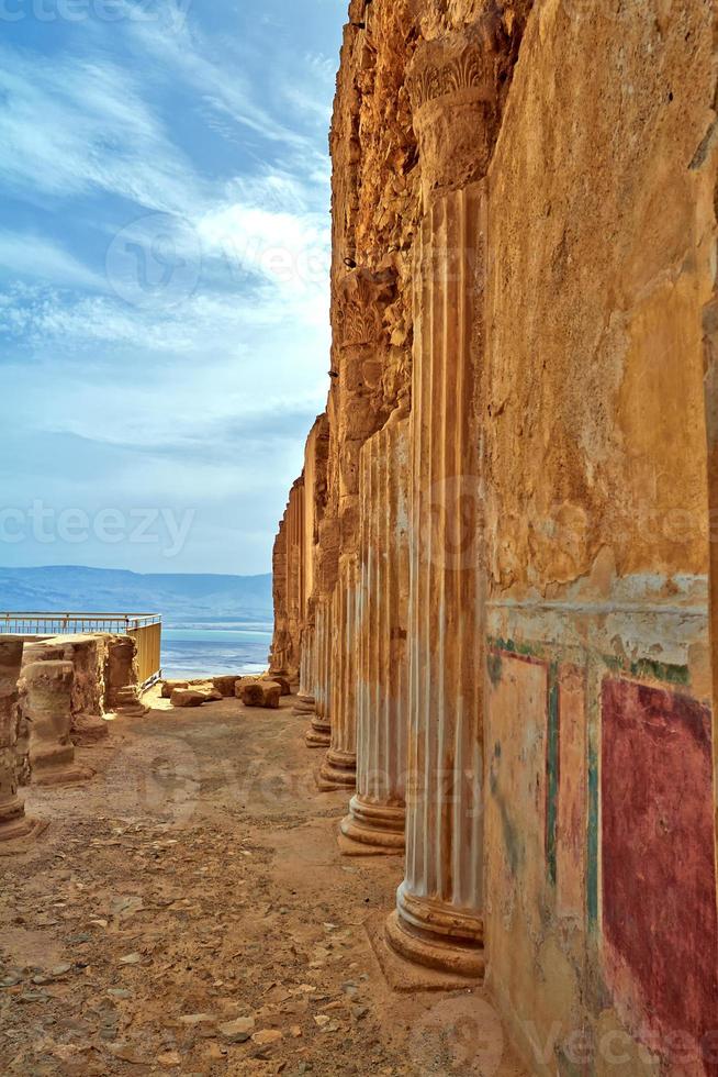 vista panorâmica do monte masada no deserto da judéia, perto do mar morto, israel. foto