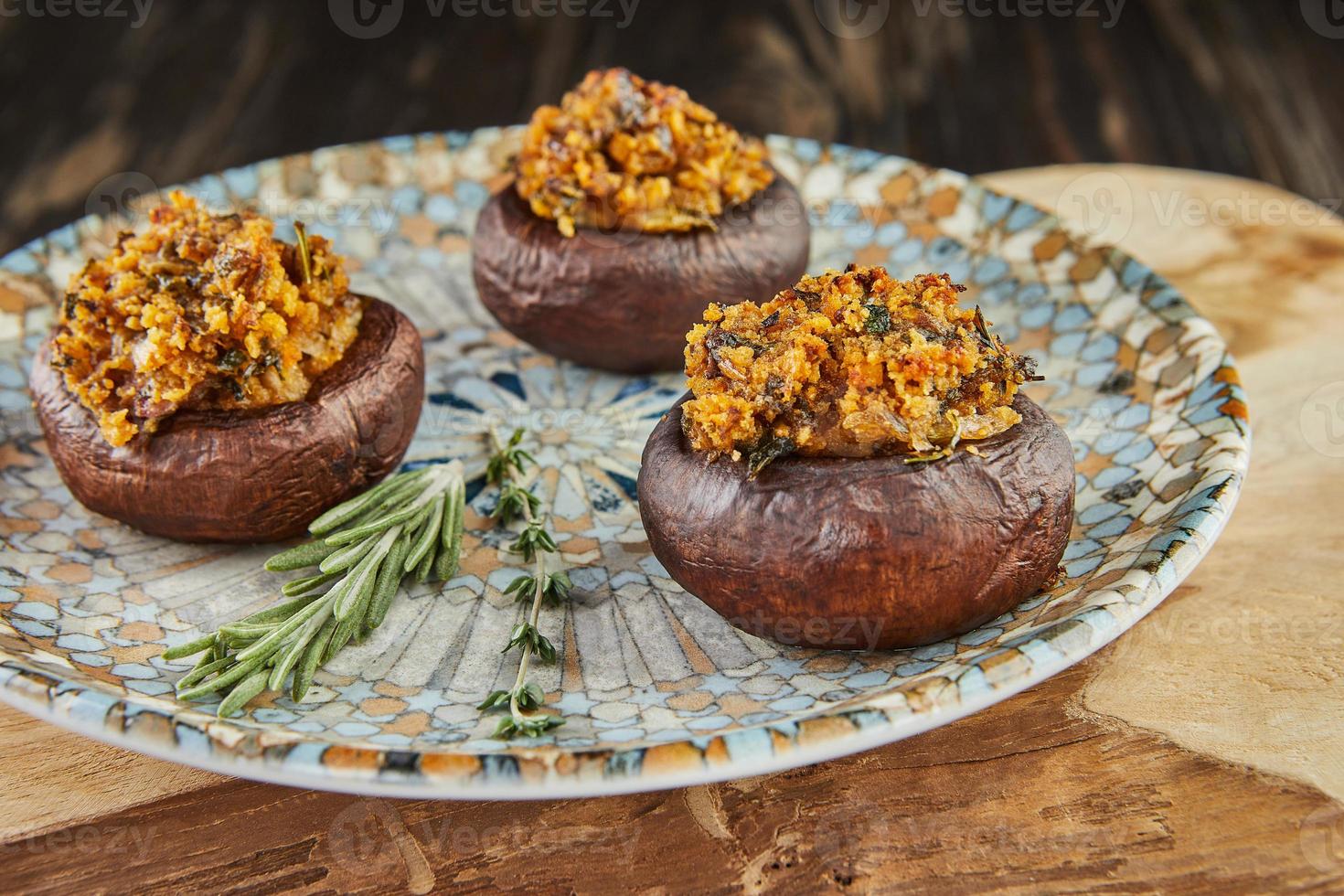 cogumelos champignon ou portobello recheados com ovo e cebola foto