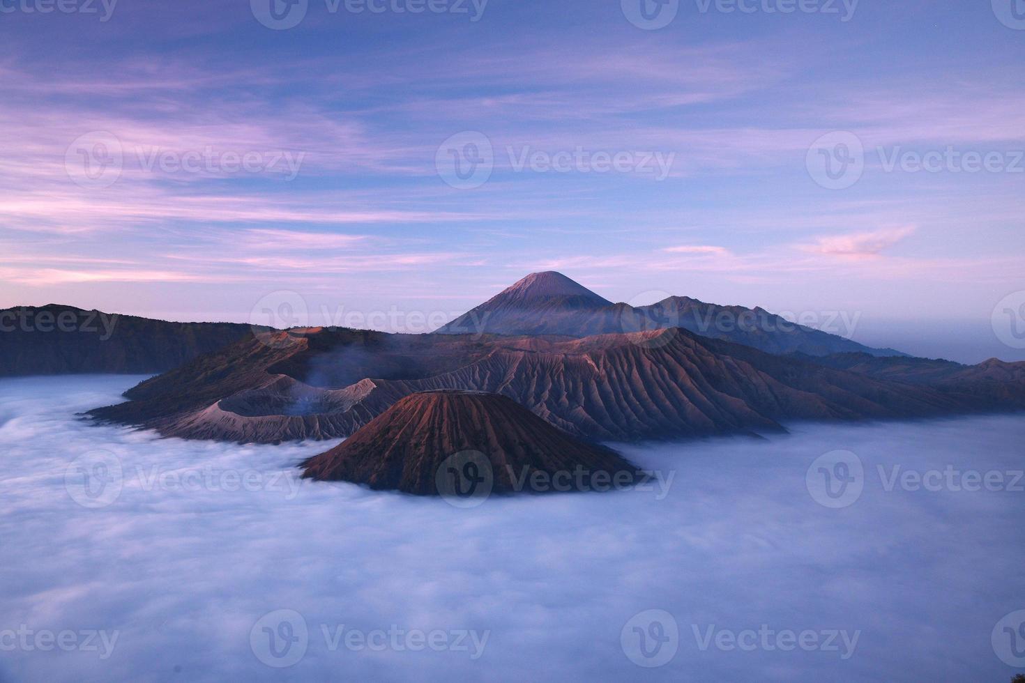 montanha bromo com camada de nevoeiro ao nascer do sol, java oriental, indonésia foto