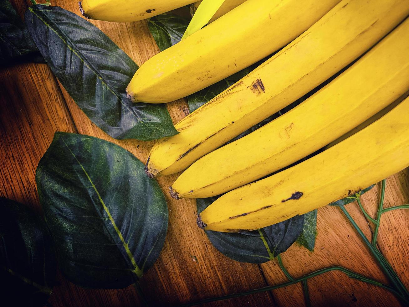 fruta banana e folhas foto