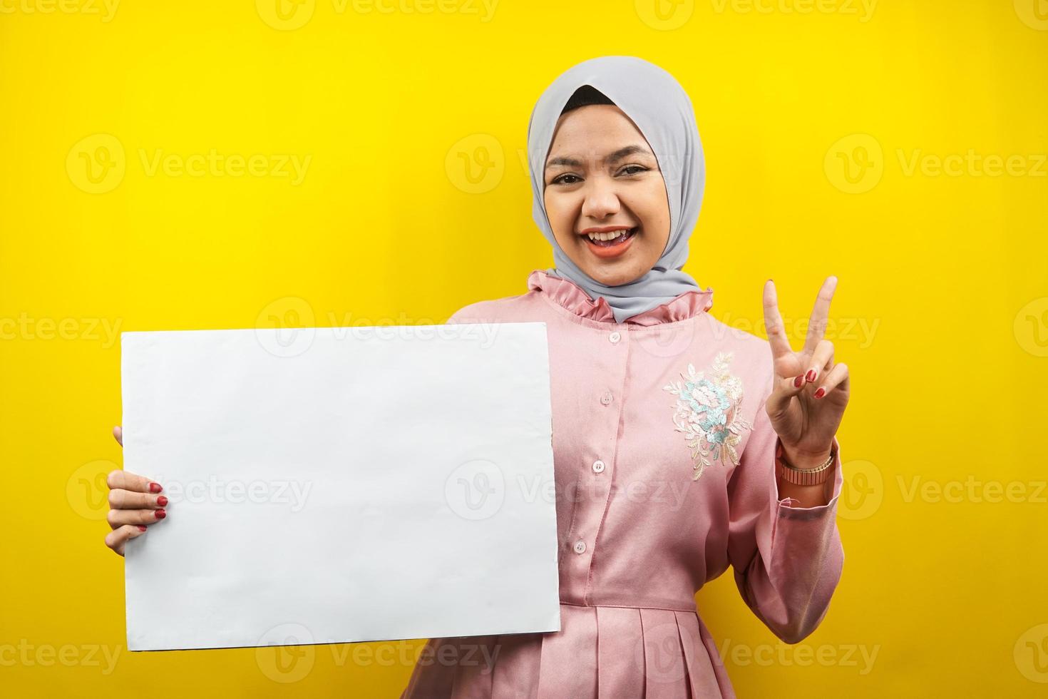 muito jovem mulher muçulmana alegre segurando uma faixa vazia em branco, cartaz, quadro branco, placa de sinalização em branco, quadro de propaganda branco, apresentando algo no espaço da cópia, promoção foto