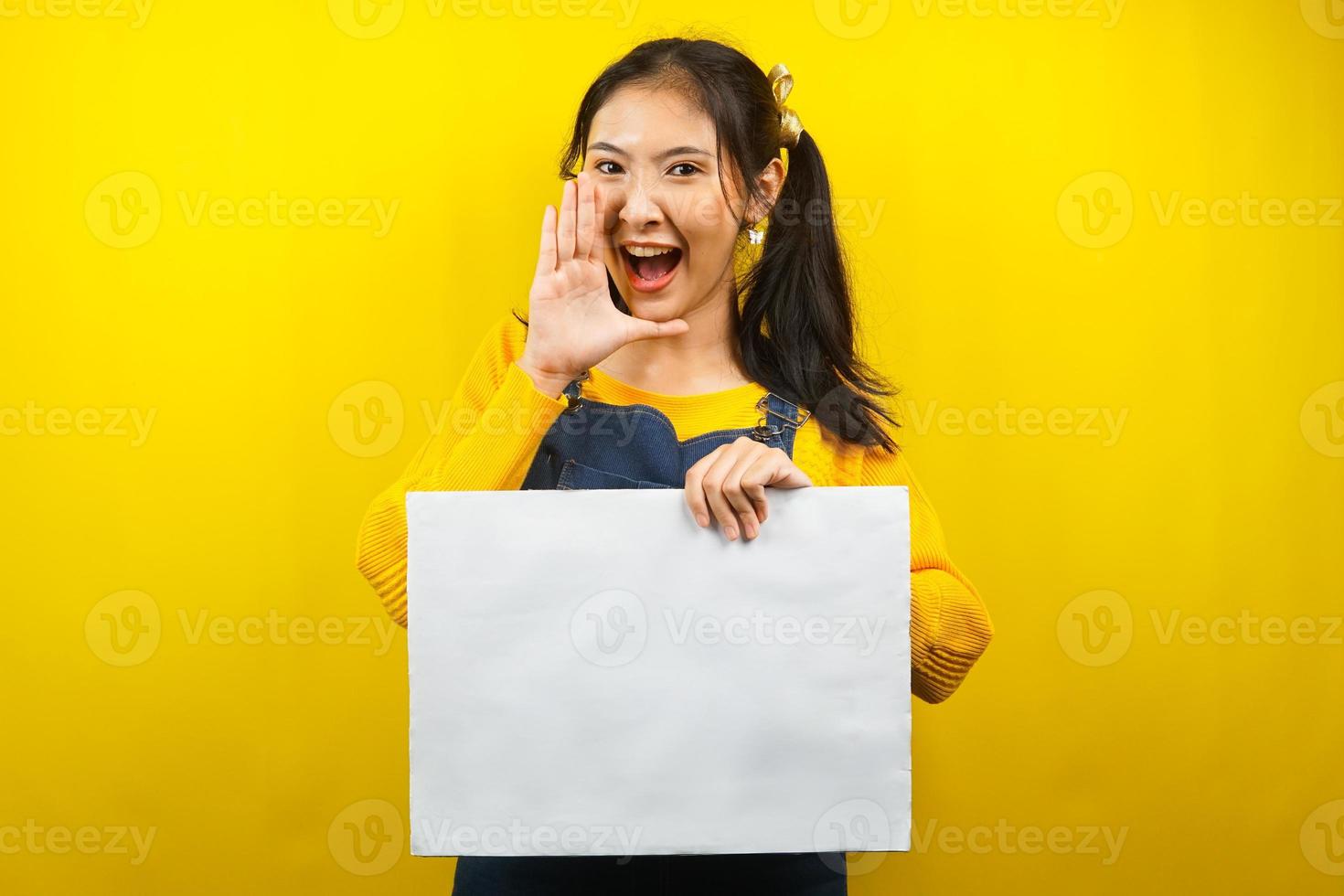 jovem bonita e fofa alegre segurando uma faixa vazia em branco, cartaz, quadro branco, placa de sinalização em branco, quadro de propaganda branco, apresentando algo no espaço da cópia, promoção foto